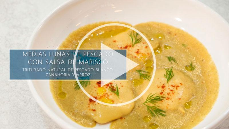 Medias lunas de pescado con salsa de marisco