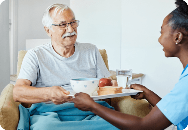 Persona mayor desayunando en hospital