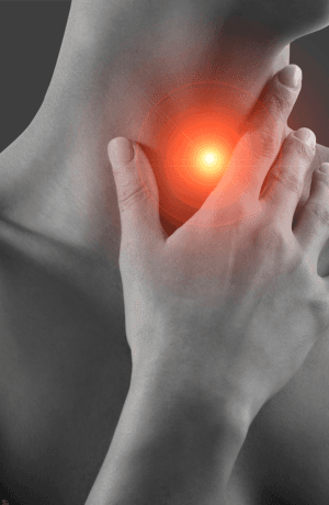 Punto de luz sobre el cuello de un paciente de disfagia indicando dónde se produce el problema al tragar